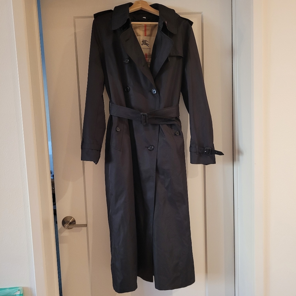 Burberry long black trenchcoat with a hood and a wool under layer